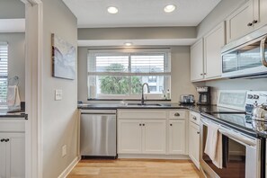 Fridge, microwave, oven, stovetop - Beautiful Townhome 2 Blocks from the beach with beach cruisers! (Jacksonville Beach)