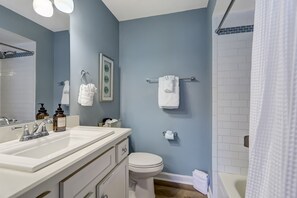 Secador de pelo, toallas, jabón y champú