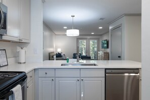 Fridge, microwave, oven, stovetop - Walk To The Game in Oxford! (Oxford)