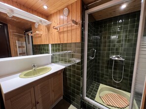 Shower, hair dryer - Sapaudia G - Apartment for 5 people 2*, ski on the feet, nice view (La Clusaz)