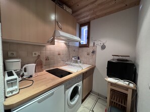 Réfrigérateur, micro-ondes, plaque de cuisson, cafetiÚre/bouilloire