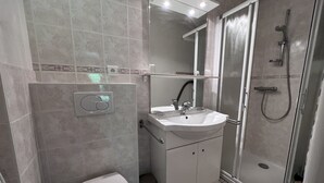 Un bagno con WC, lavandino e doccia.