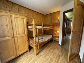1 chambre, fer et planche à repasser