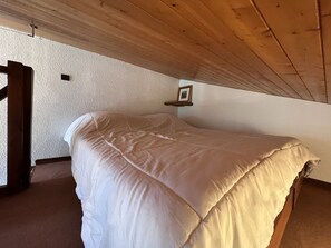 2 bedrooms, iron/ironing board