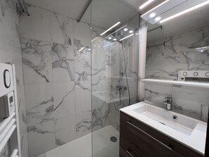 Shower, hair dryer, toilet paper