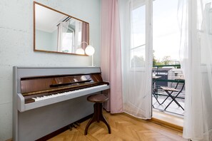 Superior Studio | Living room | Flat-screen TV