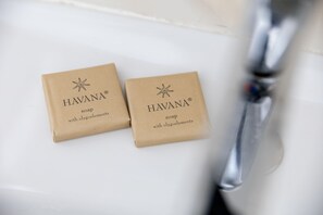 スーペリア スタジオ | バスルーム | シャワー、バスアメニティ (無料)、ヘアドライヤー、タオル