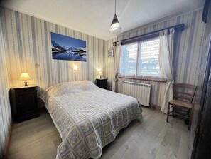 5 Schlafzimmer, Bügeleisen/Bügelbrett