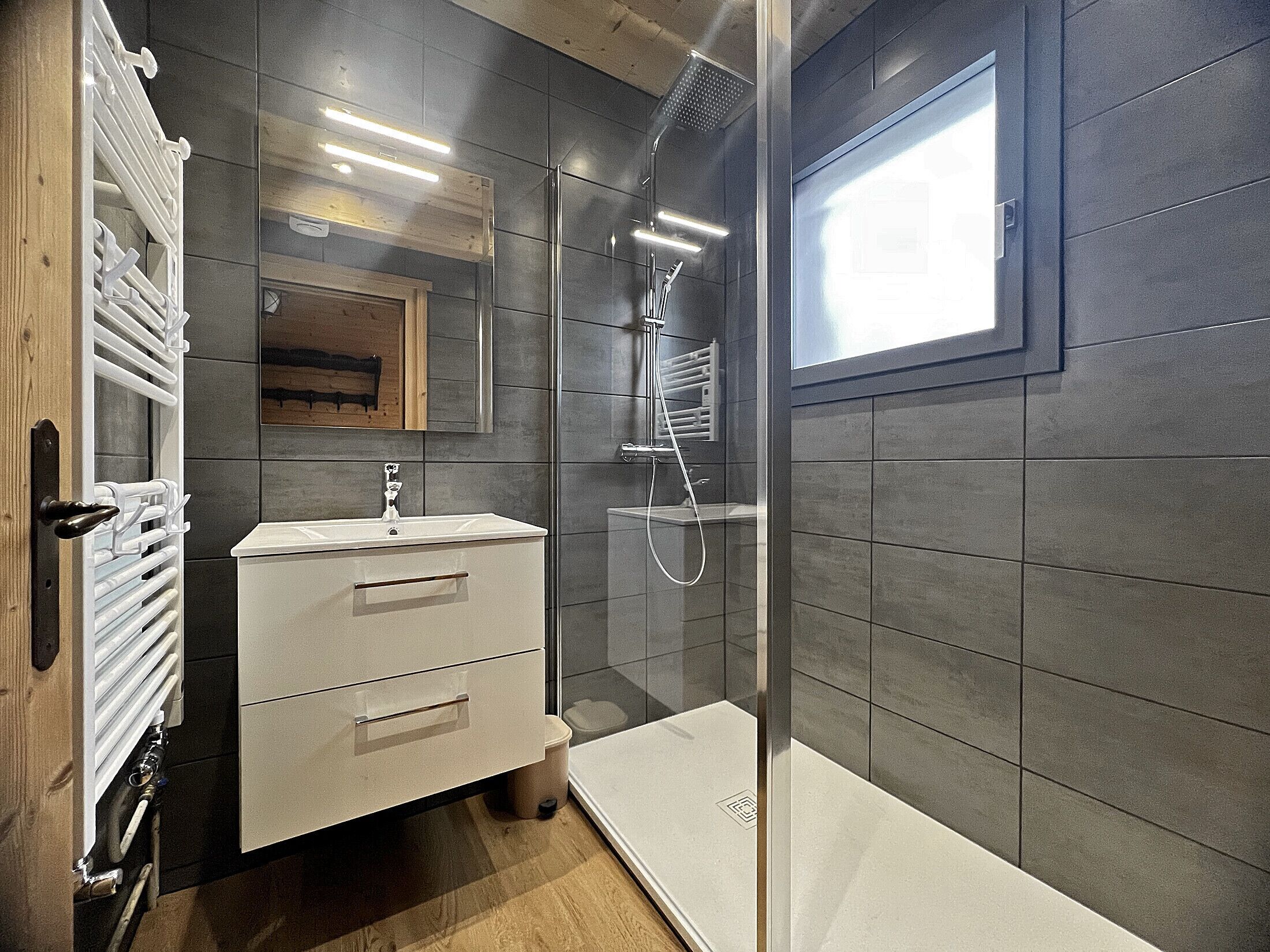 Bathtub, hair dryer