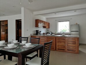 Microondas, horno, parrilla de estufa y licuadora 