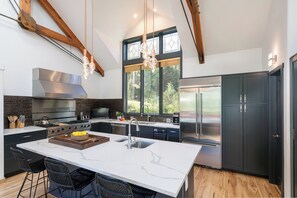 冷蔵庫、電子レンジ、オーブン、コンロ