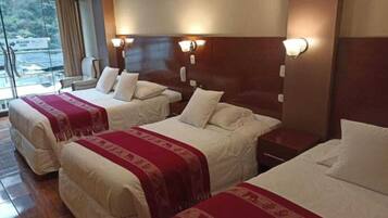 羽毛の掛け布団、客室ごとに異なる装飾、客室ごとに異なるインテリア、デスク