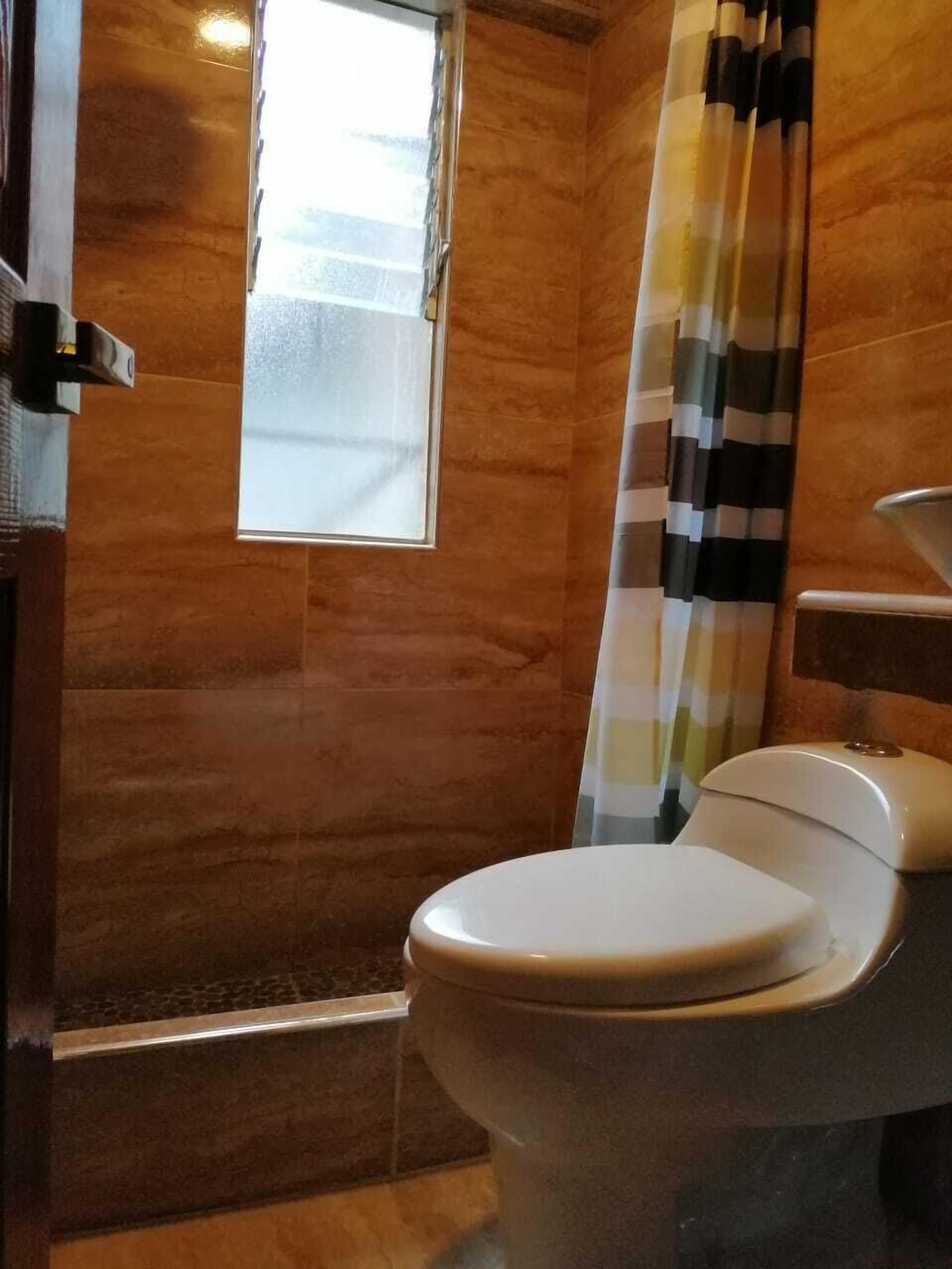 シャワー、バスアメニティ (無料)、タオル、石鹸