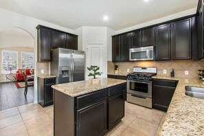 Kjøleskap, mikrobølgeovn, ovn og kokeplater