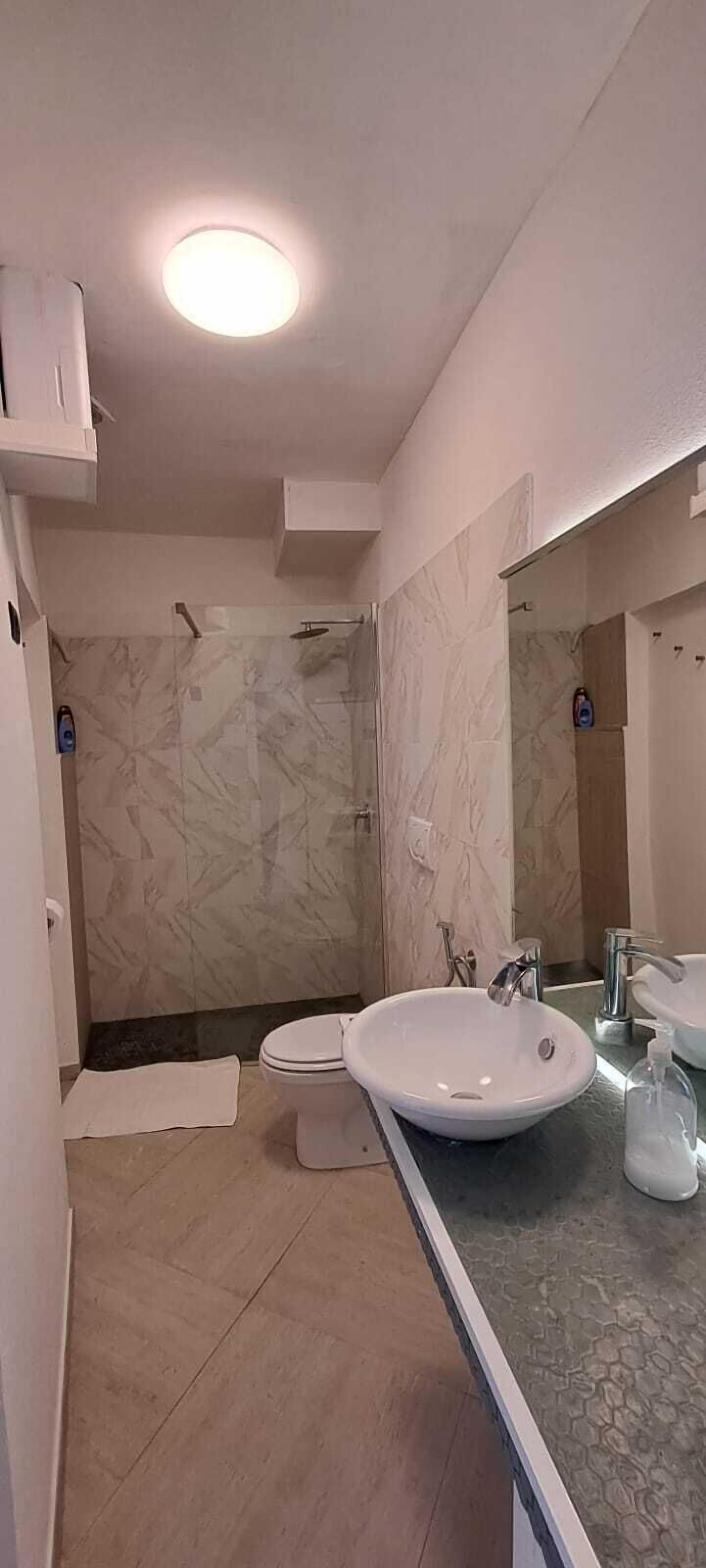 Doccia, asciugacapelli, asciugamani, sapone