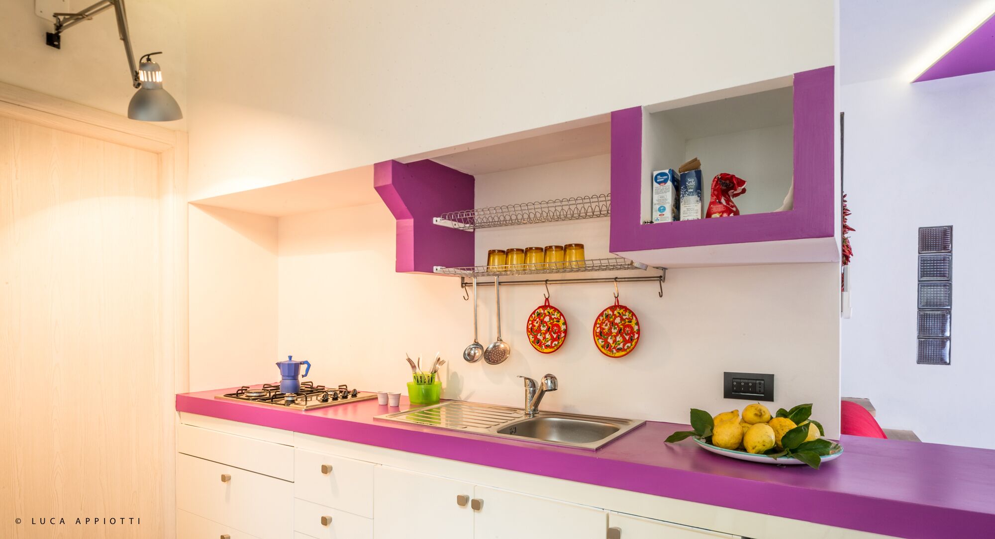 Kühlschrank, Herdplatte, Wasserkocher mit Kaffee-/Teezubehör