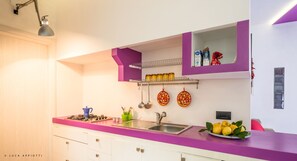 Kühlschrank, Herdplatte, Wasserkocher mit Kaffee-/Teezubehör