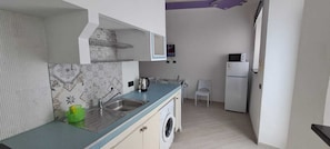 Refrigerador, placa de cocina, cafetera/tetera, tetera/pava eléctrica