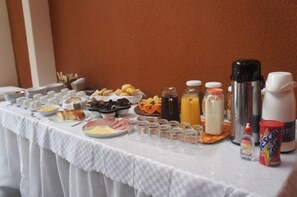 Free daily buffet breakfast - Pousada das Gaivotas (Bombinhas)
