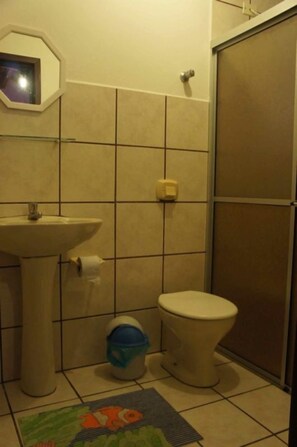Shower, free toiletries, hair dryer, towels - Pousada das Gaivotas (Bombinhas)