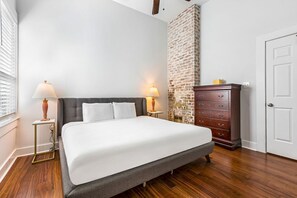 5 habitaciones, tabla de planchar con plancha y ropa de cama