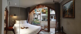 Saigon 1984 Vintage Home Central District 6 Bedroom