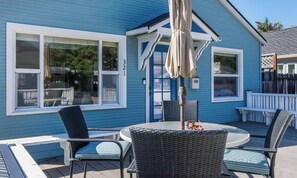 Outdoor dining - 8th Avenue Beach Cottage (Santa Cruz)