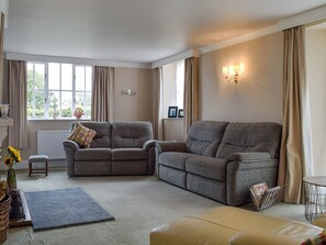 TV, fireplace - 4 bedroom accommodation in Middle Aston, near Bicester (Middle Aston, near Bicester)
