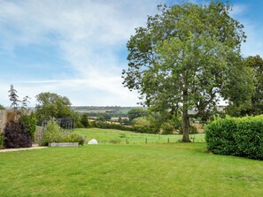 Property grounds - 4 bedroom accommodation in Middle Aston, near Bicester (Middle Aston, near Bicester)