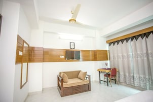 Premium Suite | Living room | 32-inch LED TV with cable channels, TV