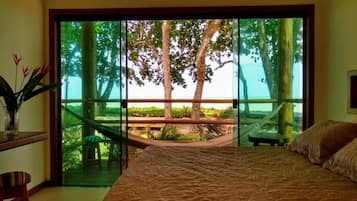 Frigobar, escrivaninha, ferros/tábuas de passar roupa, Wi-Fi de cortesia