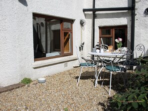 Outdoor dining - 1 bedroom accommodation in Lindale, near Grange-over-Sands (Lindale, near Grange-over-Sands)