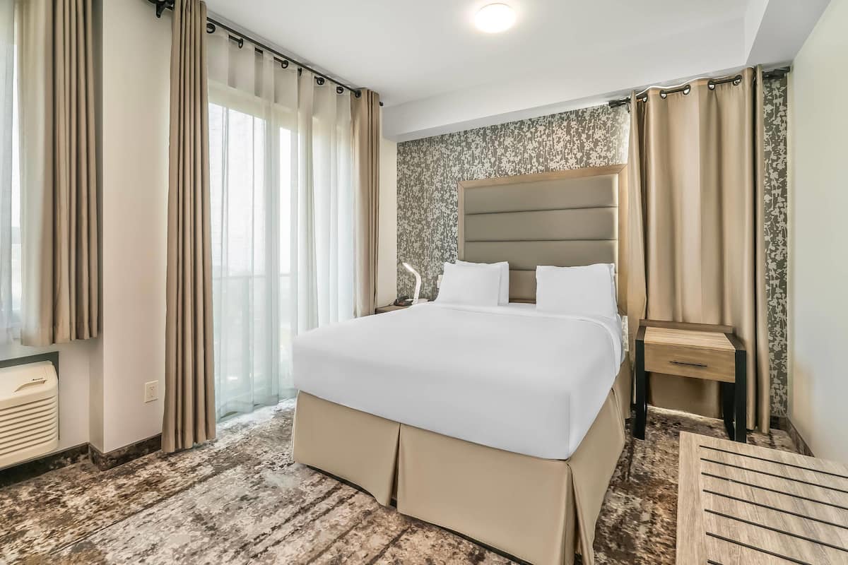 Chambre Standard, 1 grand lit, non-fumeurs | Couette en duvet d'oie, bureau, chambres insonorisées, draps fournis