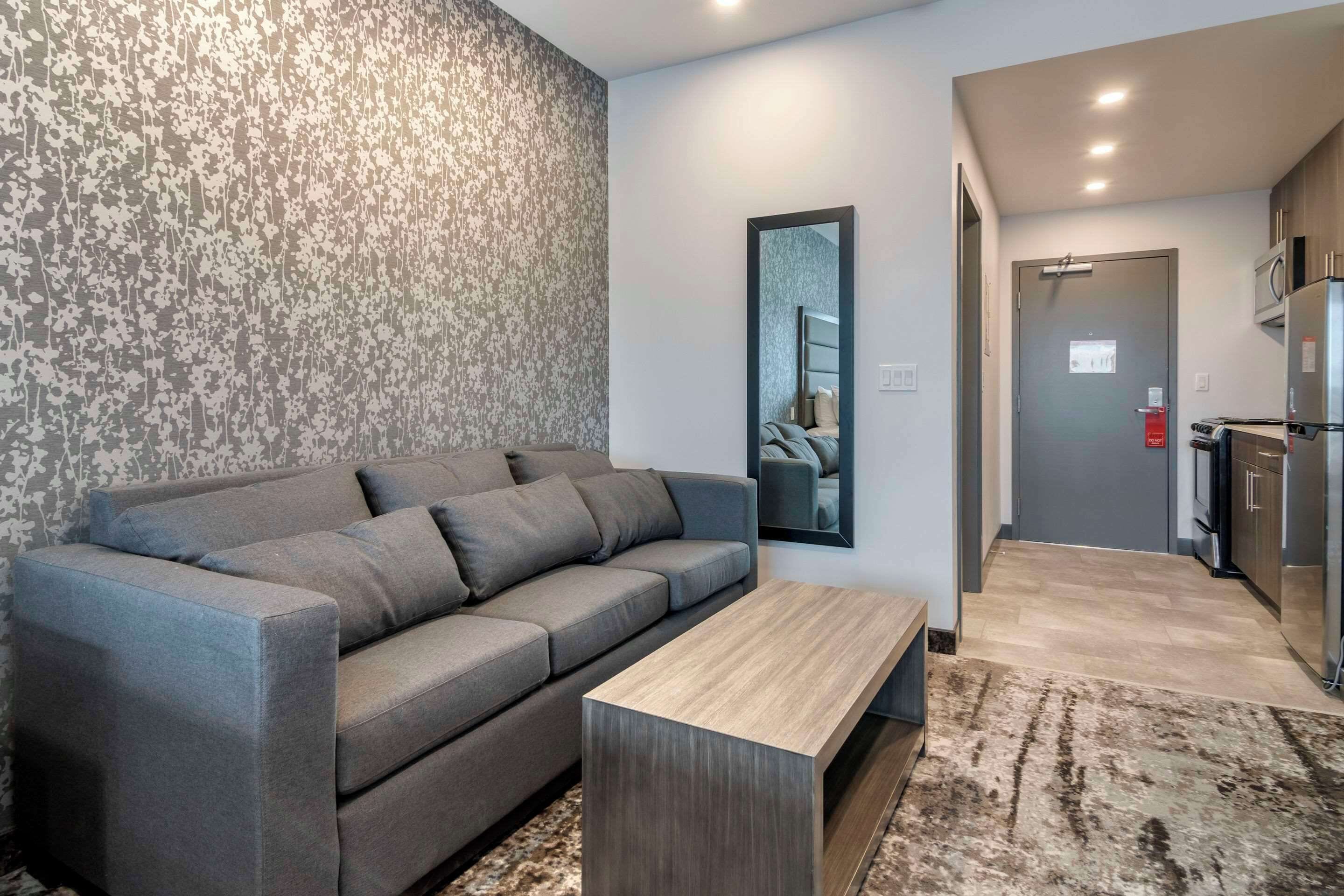 Dundyner, skrivebord, lydisolert og sengetøy