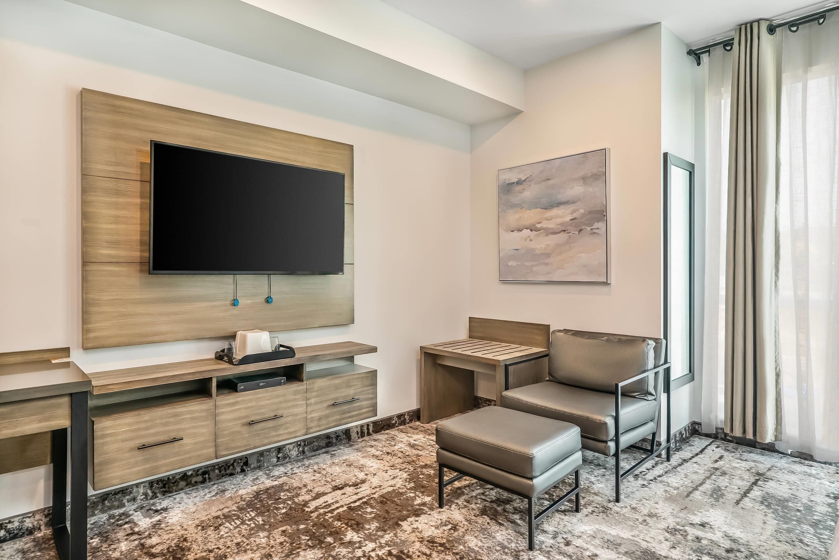 ألحفة محشوة بالريش ومكتب وتجهيزات عازلة للصوت وملاءات أسرّة