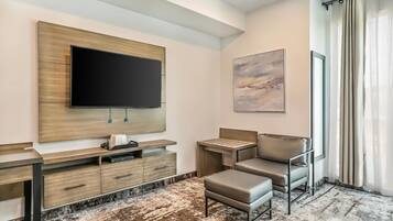 Room, 1 King Bed, Non Smoking (Efficiency) | Down duvets, desk, soundproofing, bed sheets