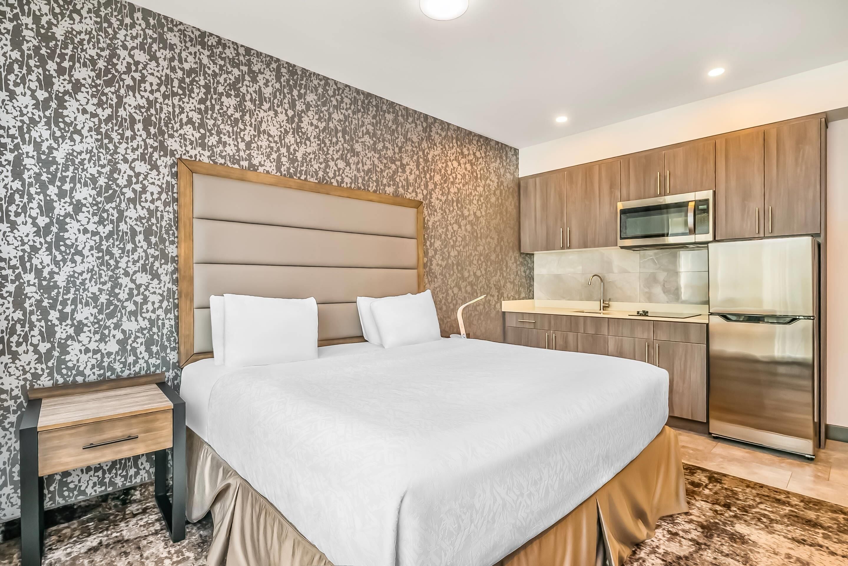 Chambre, 1 très grand lit, non-fumeurs (Efficiency) | Couette en duvet d'oie, bureau, chambres insonorisées, draps fournis