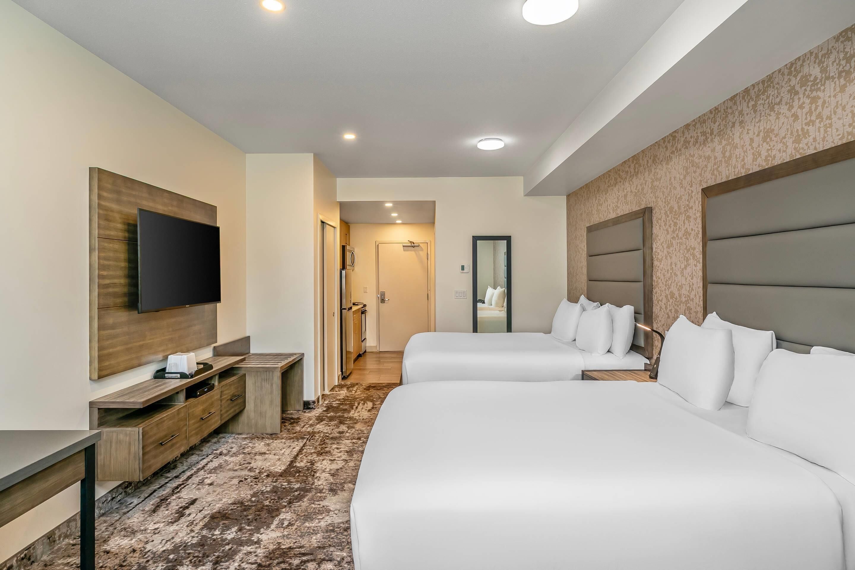 Chambre, 2 grands lits, non-fumeurs (Efficiency) | Couette en duvet d'oie, bureau, chambres insonorisées, draps fournis