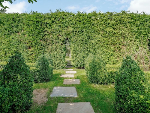 Under Willows - UK12608