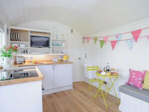 Private kitchen - Under Willows - UK12608 (Burton Overy)