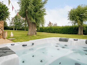 Bañera de hidromasaje al aire libre