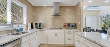 Fridge, microwave, dishwasher, coffee/tea maker