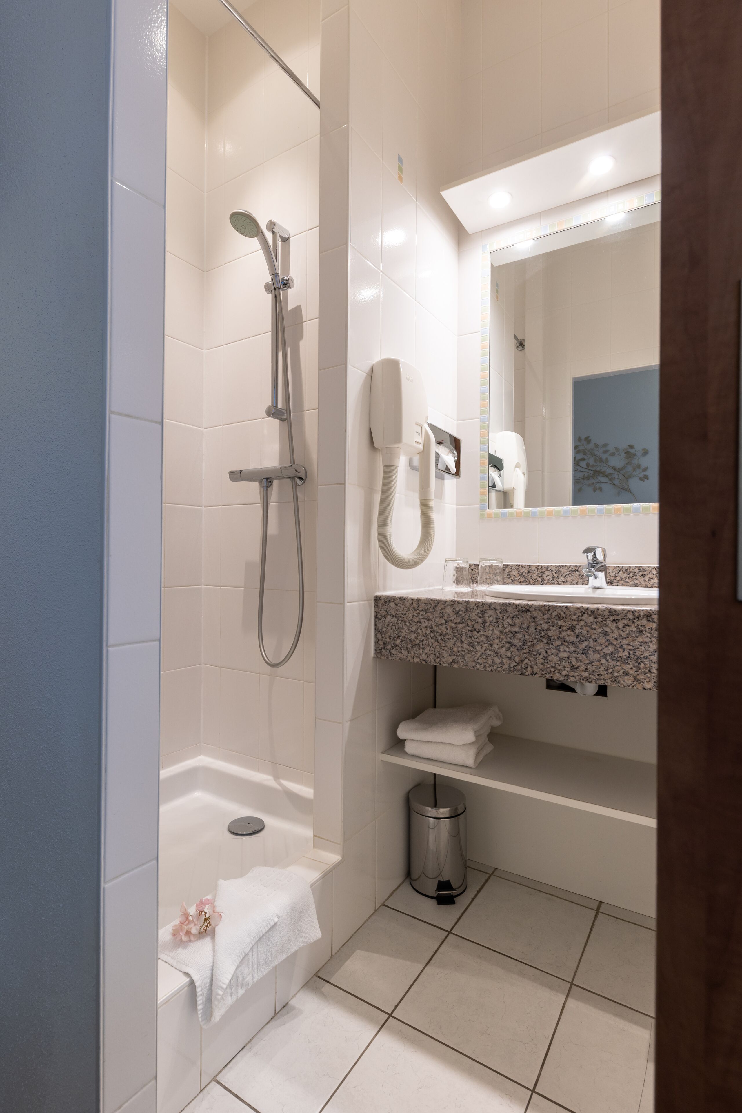 classic single room | bathroom | free toiletries, hair dryer, towels, soap