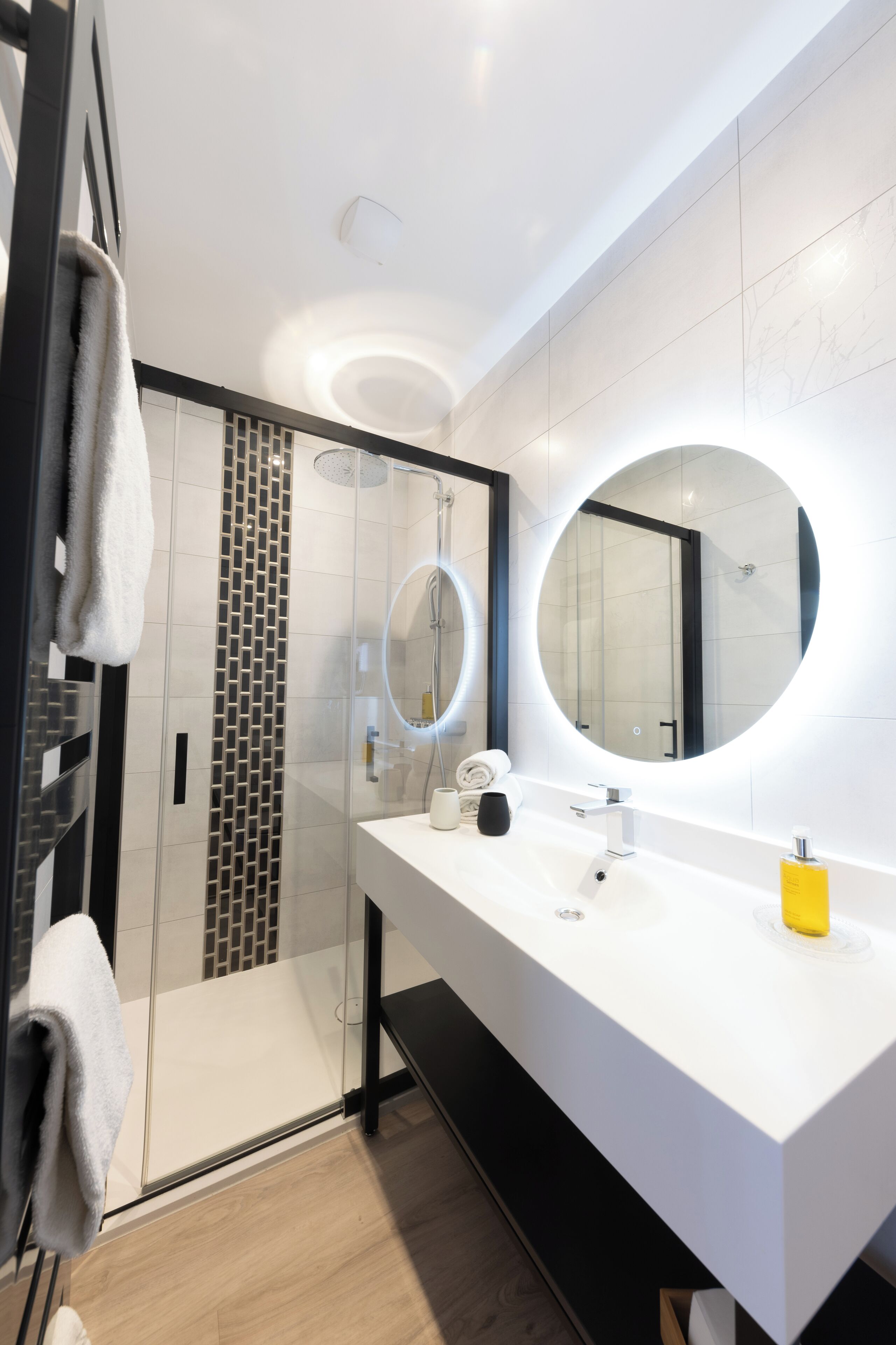 Comfort tweepersoonskamer | Badkamer | Gratis toiletartikelen, een haardroger, handdoeken, zeep