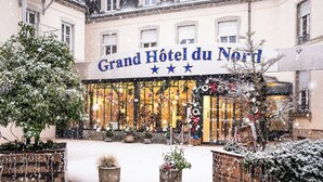 Die Fassade des Grand Hotel du Nord mit schneebedeckten Pflanzen und Dekorationen.