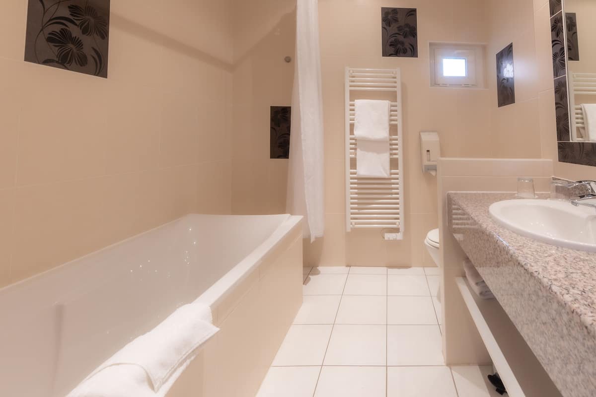 comfort double room | bathroom | free toiletries, hair dryer, towels, soap
