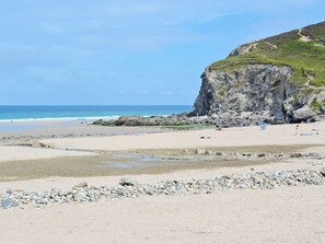 A beach with rocky terrain and a cliff. - 2 bedroom accommodation in Mount Hawke, near Redruth (Mount Hawke, near Redruth)