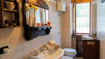 Dusche, Haartrockner, Bidet, Handtücher