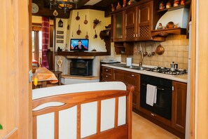 ثلاجة، فرن، موقد طهي مسطح، ماكينة لصنع القهوة/الشاي