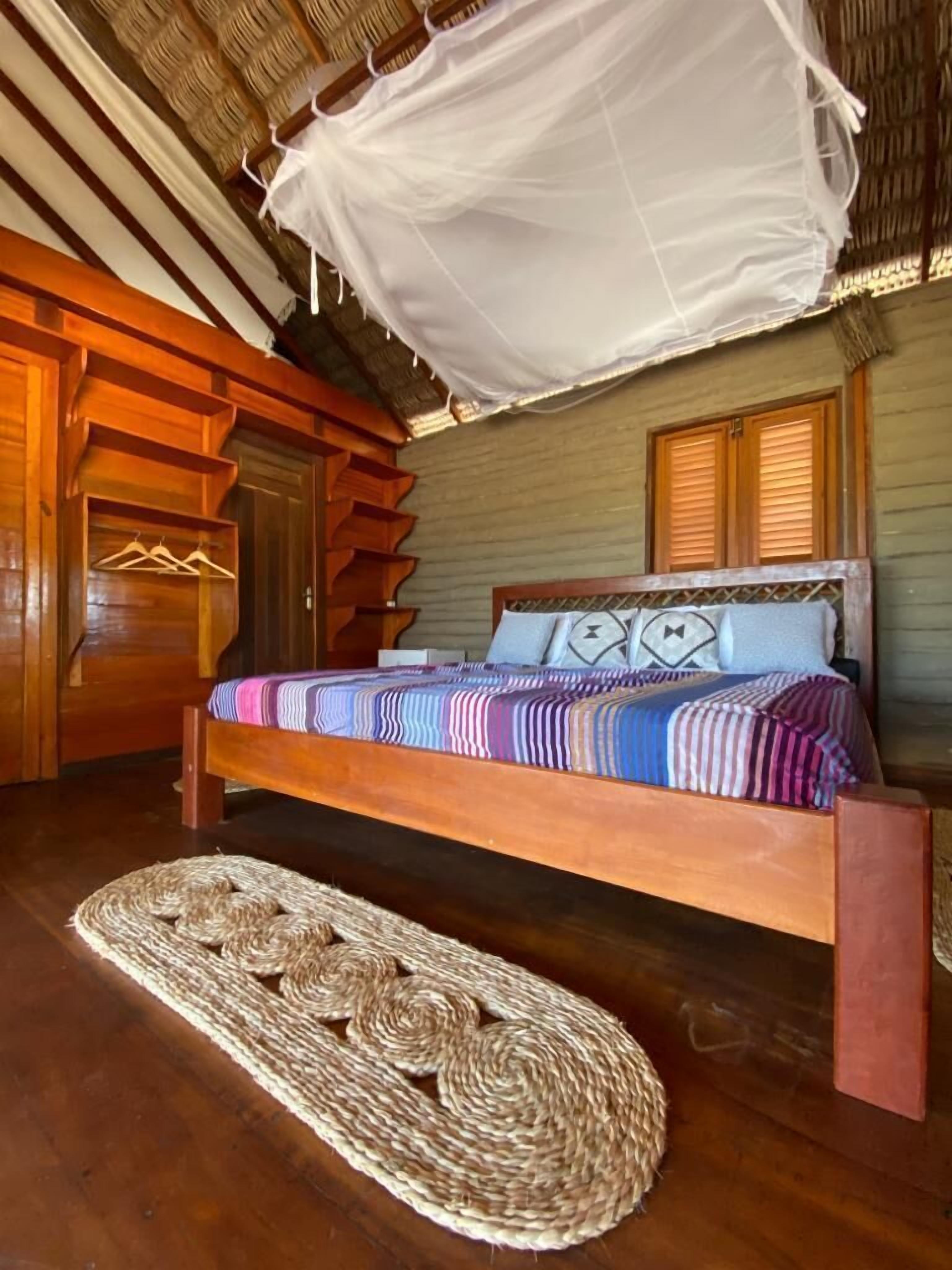 3 quartos, cofres nos quartos, ferros/tábuas de passar roupa, Wi-Fi